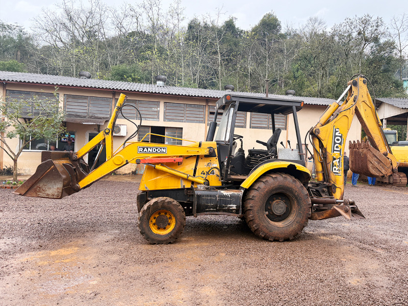Foto de Retroescavadeira Randon RK406 ano 2013
